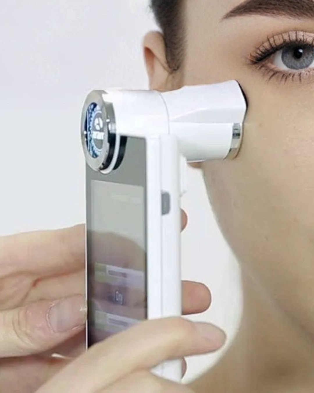 Analizzatore della pelle in contatto con il viso durante la diagnosi digitale
